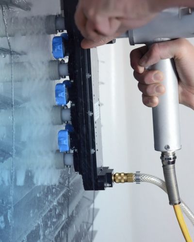 Jalousie die gereinigt wird