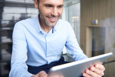 Person f&uuml;llt das Auftragsformular auf einem Tablet aus