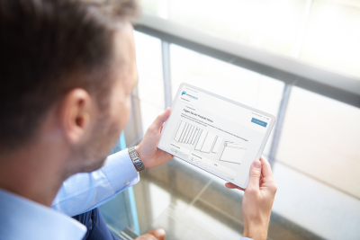 Person f&uuml;llt das Auftragsformular auf einem Tablet aus