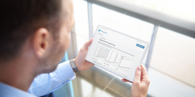 Person f&uuml;llt das Auftragsformular auf einem Tablet aus